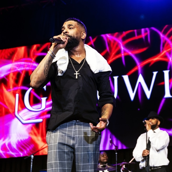 SingerPerforming_1280x720