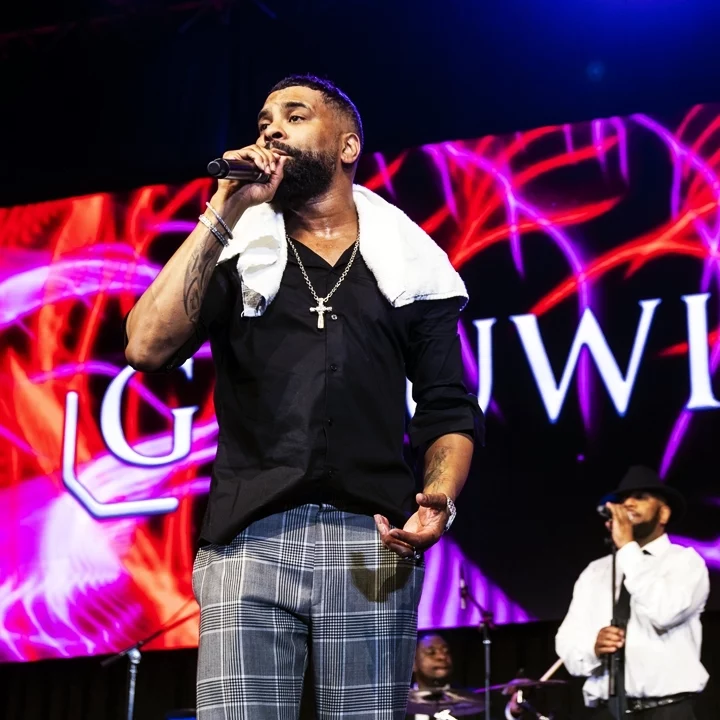 SingerPerforming_1280x720